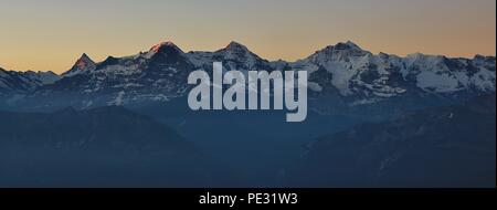 Vista dal Monte niederhorn, Svizzera. Famose montagne Eiger, Monch e Jungfrau a sunrise. Foto Stock