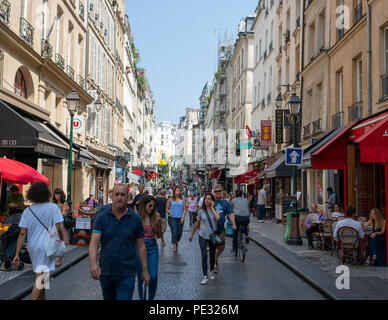 Parigi Francia, 14 Luglio 2018: Rue Montorgueil strada pedonale vista in Parigi Francia durante il periodo estivo di turisti e di gente parigina Foto Stock