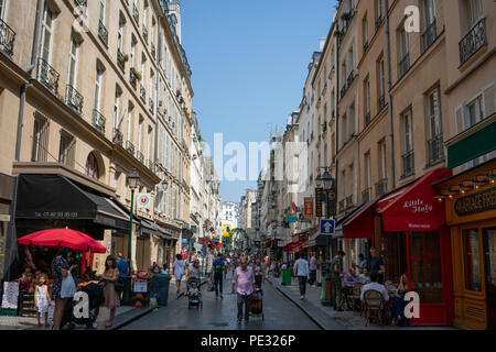 Parigi Francia, 14 Luglio 2018: Rue Montorgueil strada pedonale vista in Parigi Francia durante il periodo estivo di turisti e di gente parigina Foto Stock