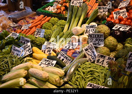 Alcuni coltivati localmente produrre presso il Mercato di Pike Place a Seattle, WA. Foto Stock