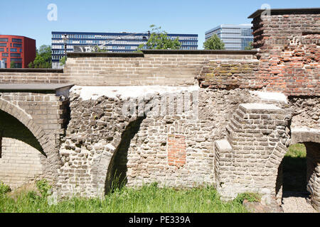 Mura storiche della città, alle spalle di moderni edifici per uffici, il porto interno di Duisburg, zona della Ruhr, Renania settentrionale-Vestfalia, in Germania, in Europa mi Historische Stadtmau Foto Stock