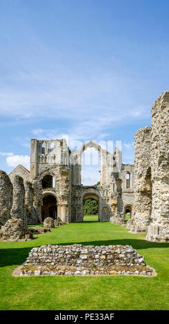 Le rovine di Castle Acre Priory in una giornata di sole. Foto Stock