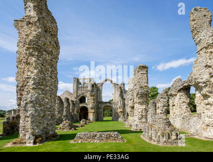 Le rovine di Castle Acre Priory in una giornata di sole. Foto Stock