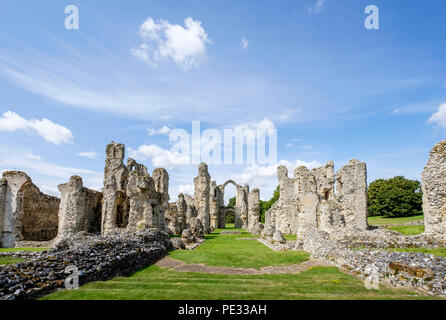 Le rovine di Castle Acre Priory in una giornata di sole. Foto Stock