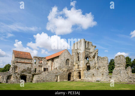 Le rovine di Castle Acre Priory in una giornata di sole. Foto Stock