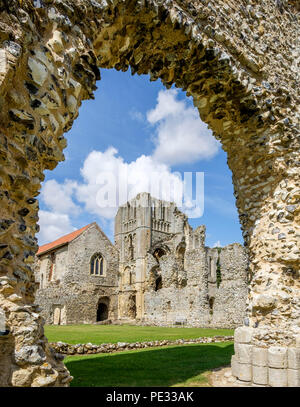 Le rovine di Castle Acre Priory in una giornata di sole. Foto Stock