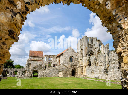 Le rovine di Castle Acre Priory in una giornata di sole. Foto Stock