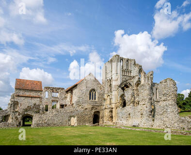 Le rovine di Castle Acre Priory in una giornata di sole. Foto Stock