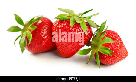 Tre fragole mature isolati su sfondo bianco. Foto Stock