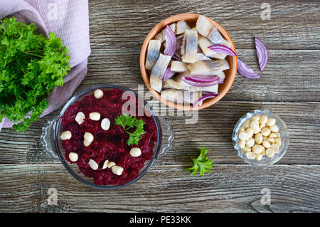 Insalata dal bollito di bietole, pezzi di aringhe con la cipolla rossa, i dadi. Vista dall'alto. Foto Stock