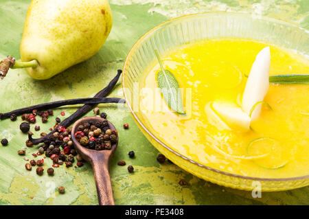 Vegetariana deliziosa minestra in crema con autunno pere.zuppa di autunno Foto Stock