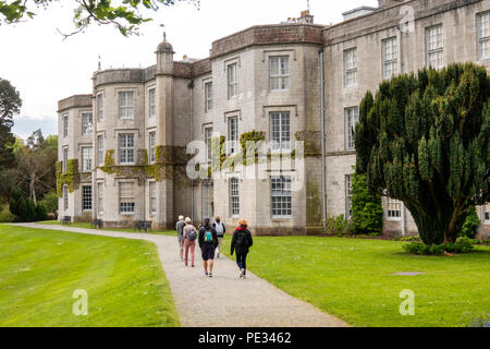 Nel Regno Unito, in Galles, Anglesey, Llanfairpwllgwyngyll, Plas Newydd casa, i visitatori sul sentiero accanto a Stretto di Menai Foto Stock