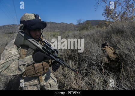 Nuova Zelanda esercito Pvt. Tettau Nuku, un rifleman con il primo Royal New Zealand Reggimento di Fanteria, pattuglie durante l'esercizio Alba Blitz 2015 in Marine Corps base Camp Pendleton, la California il 7 settembre 5, 2015. Alba Blitz è una multinazionale esercizio di formazione progettate per migliorare Expeditionary Strike gruppo tre e 1° Marine Expeditionary Brigade la capacità di condotta mare operazioni basate su anfibio, degli sbarchi e il comando e le capacità di controllo a fianco di Giappone, Messico e Nuova Zelanda. (U.S. Marine Corps foto di PFC. Nathaniel Castillo, 1° Divisione Marine combattere la telecamera/rilasciato) Foto Stock