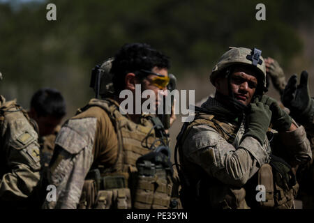 Nuova Zelanda esercito Pvt. Raysheed Edmaiu-Lama, un rifleman con il primo Royal New Zealand Reggimento di Fanteria, si prepara per una pattuglia al Marine Corps base Camp Pendleton, la California il 7 settembre 5, 2015 durante l'esercizio Alba Blitz 2015. Alba Blitz è una multinazionale esercizio di formazione progettate per migliorare Expeditionary Strike gruppo tre e 1° Marine Expeditionary Brigade la capacità di condotta mare operazioni basate su anfibio, degli sbarchi e il comando e le capacità di controllo a fianco di Giappone, Messico e Nuova Zelanda. (U.S. Marine Corps foto di PFC. Nathaniel Castillo, 1° Divisione Marine combattere la telecamera/rilasciato) Foto Stock