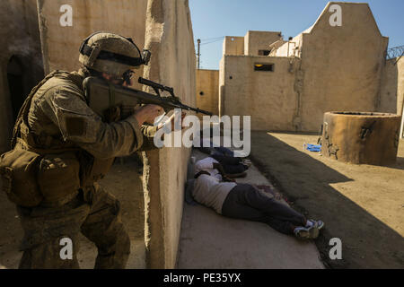 Nuova Zelanda esercito Pvt. Rian Davies, rifleman con il primo Royal New Zealand Reggimento di Fanteria, treni di impegnarsi obiettivi al Marine Corps base Camp Pendleton, la California il 7 settembre 8, 2015 durante l'esercizio Alba Blitz 2015. Alba Blitz è una multinazionale esercizio di formazione progettate per migliorare Expeditionary Strike gruppo tre e 1° Marine Expeditionary Brigade la capacità di condotta mare operazioni basate su anfibio, degli sbarchi e il comando e le capacità di controllo a fianco di Giappone, Messico e Nuova Zelanda. (U.S. Marine Corps foto di PFC. Nathaniel Castillo, 1° Divisione Marine combattere la telecamera/rilasciato) Foto Stock