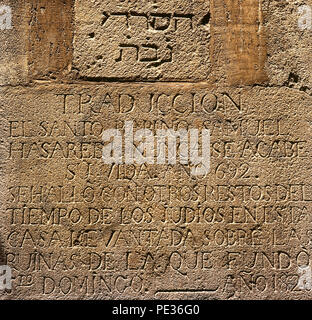 Ebraico pietra tombale con riferimento alla fondazione di un ospedale da Rabbi Samuel Hassardi. Nella parte inferiore, la traduzione in spagnolo. Marlet Street, n. 1. Il quartiere Gotico. Copia di un originale, whis è nel Museo di Storia della città. Barcellona, in Catalogna, Spagna. Foto Stock