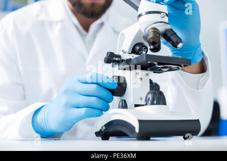 Attrezzature di laboratorio. Close up di un microscopio professionale essendo utilizzati per la ricerca scientifica in laboratorio Foto Stock