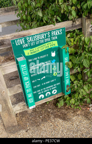 Per lettiera sacchetto in corrispondenza della stazione di ingresso a Salisbury parco pubblico Foto Stock