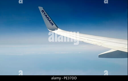 Punta Ala e il logo di Ryanair aereo nel cielo Foto Stock