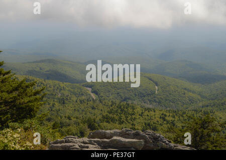 Nonno Mountain State Park North Carolina Blue Ridge Mountain Range Monti Appalachi Serena Vista mozzafiato nuvole nebbia paesaggio vista Foto Stock