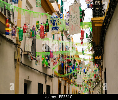 Anti dimostrazione di plastica di bottiglie appeso tra i vicoli di Cordoba, Spagna. Imagenes contra plasticos. Foto Stock