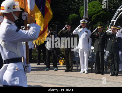 Il contrammiraglio William Byrne, comandante delle forze navali statunitensi in Corea, posa un fiore alla base della statua commemorativa del generale Douglas MacArthur a Incheon, Repubblica di Corea, il 15 settembre 2015. La cerimonia onorò i sacrifici dei membri del servizio durante la guerra di Corea e segnò il primo evento della 65a edizione annuale dell'operazione Incheon Amphibious Landing Operation Commemoration. Il personale della Marina degli Stati Uniti ha partecipato a rispettare e preservare l'eredità del servizio militare nella Repubblica di Corea. Foto Stock