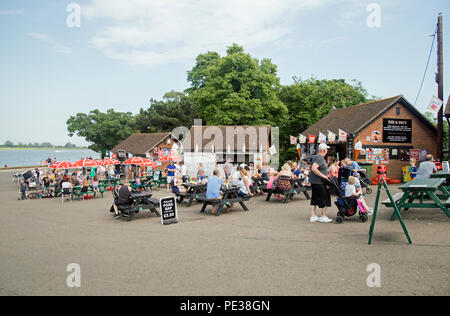 Maldon Essex, Inghilterra, giugno 2018, una vista di Maldon park dove molte persone stanno godendo il sole. Foto Stock