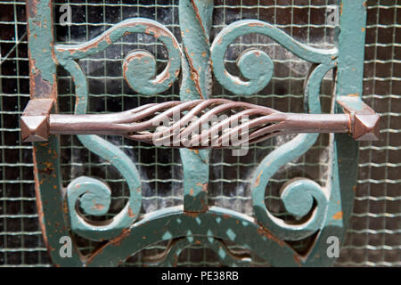 Intricato lamiera di una vecchia maniglia della porta a Nizza, Francia Foto Stock