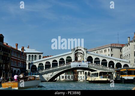 Una splendida vista del Ponte di Rialto sul Canal Grande, Venezia, Italia, Europa. Foto Stock