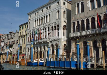 Una bella vista ad angolo basso di edifici di colori simili lungo il Canal Grande in tarda serata, Venezia, Italia, Europa Foto Stock