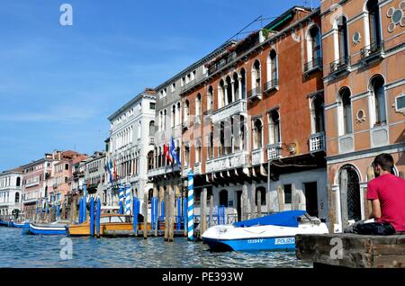 Bella vista di colorati edifici di colore giallo e arancione lungo il Canal Grande in tarda serata, Venezia, Italia, Europa Foto Stock