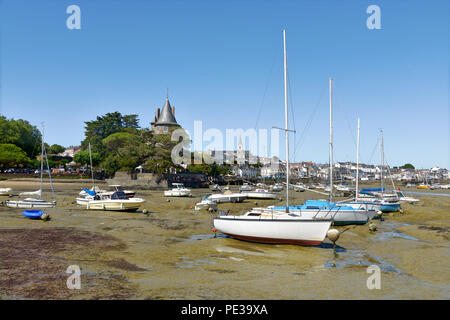 Porto di Pornic a bassa marea nella regione Pays de la Loire in Francia occidentale Foto Stock