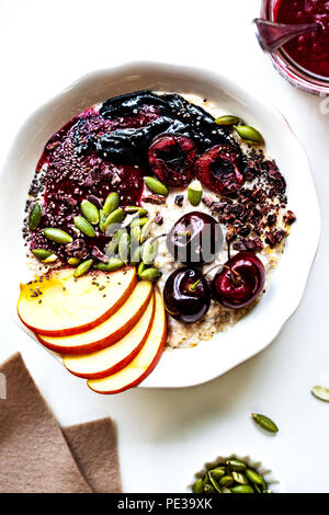 Durante la notte le OAT con Cherry,Nero burro di sesamo,bacche Frutta sciroppata,Chia di semi di cacao e le mandorle decorticate Foto Stock