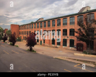 Syracuse, New York, Stati Uniti d'America. Agosto 11, 2018. Vista dal Nord Clinton Street affacciato sul rinnovato, elegante Franklin Square quartiere nel centro cittadino di S Foto Stock
