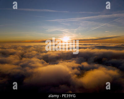 Il tramonto sopra le nuvole Foto Stock