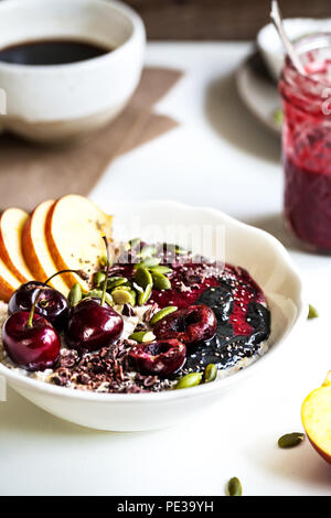 Durante la notte le OAT con Cherry,Nero burro di sesamo,bacche Frutta sciroppata,Chia di semi di cacao e le mandorle decorticate Foto Stock