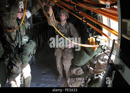 Un tedesco jumpmaster esce USA e britannico paracadutisti sett. 19 dal tedesco C-160 aerei sopra il Ginkels Heide zona di caduta durante un combinato di airborne funzionamento per commemorare il 71esimo anniversario dell'operazione Market Garden. Il Giardino del mercato è stata la più grande operazione di aerei nella storia, che ha luogo su sett. 17-20, 1944. Circa mille paracadutisti provenienti dai Paesi Bassi, Stati Uniti, Germania, Italia, Belgio, Polonia e Regno Unito hanno partecipato all'anniversario. (U.S. Foto dell'esercito da 1Lt. Hannah Morgan, sedicesima brigata di supporto) Foto Stock