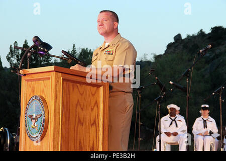 CANYON, Texas (sett. 12, 2015) Lt. Randall Molloy, comandante, Marina Centro Supporto Operativo, Amarillo rende commento a più di 900 ospiti presso il Navy Reserve la celebrazione del centenario tenutasi presso il Palo Duro Canyon anfiteatro pioniere nel Canyon, Texas, ospitato dalla Marina Centro Supporto Operativo Amarillo. La Riserva Marina celebra 100 anni di servizio in tutta la nazione per la difesa nel 2015. (U.S. Foto di Marina di Massa lo specialista di comunicazione 1a classe Tim Miller/rilasciato) Foto Stock