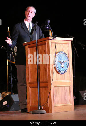 CANYON, Texas (12 settembre 2015) DEGLI STATI UNITI Sost. Mac Thornberry, presidente della casa, Comitato delle Forze Armate gli indirizzi più 900 ospiti presso il Navy Reserve la celebrazione del centenario tenutasi presso il Palo Duro Canyon anfiteatro pioniere nel Canyon, Texas, ospitato dalla Marina Centro Supporto Operativo, Amarillo. La Riserva Marina celebra 100 anni di servizio in tutta la nazione per la difesa nel 2015. Ora pronto. Pronta quindi. Sempre pronti. (U.S. Foto della marina militare da parte di personale specializzato in seconda classe Jeno Sales /rilasciato) Foto Stock