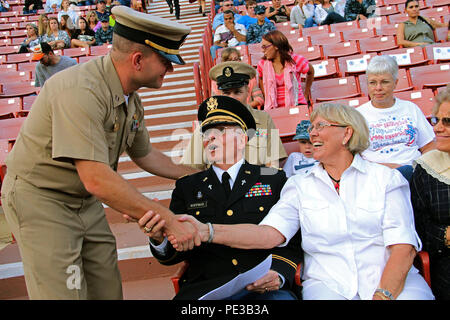 150912-N-KM848-300 Canyon, Texas (sett. 12, 2015) Lt. Randall Molloy, comandante della Marina Centro Supporto Operativo Amarillo, prende un momento di agitare le mani con pensionati U.S. Il cappellano dell'esercito Col. Clay Hoffman e sua moglie come gli ospiti iniziano a riempire il Pioneer anfiteatro per la riserva marina la celebrazione del centenario al Palo Duro Canyon, ospitato dalla Marina Centro Supporto Operativo Amarillo. La Riserva Marina celebra 100 anni di servizio in tutta la nazione per la difesa nel 2015. (U.S. Foto di Marina di Massa lo specialista di comunicazione 1a classe Tim Miller/rilasciato) Foto Stock