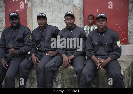 Stati Uniti Marines e marinai accompagnato Benin di sorveglianza nazionale di polizia (NSP) a Jesu Jro, Benin, Sett. 24, per condurre un combinato di sorveglianza di frontiera esercitazione. Dopo aver trascorso un mese negli Stati Uniti di apprendimento Marine tattiche di fanteria, la leadership di NPS voleva che gli studenti di treno in Jesu Jro per mostrare Beninese che vivono nel villaggio di frontiera il governo è serio circa la riduzione delle attività criminali. Il punteggio NPS ha agito di scenari in veicolo di checkpoint, entrata dei punti di controllo e detenuto la manipolazione. I marines e marinai con il Marine dedicate Air-Ground Task Force Response-Africa crisi ca Foto Stock