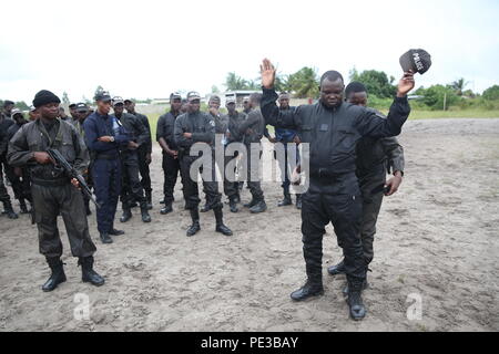 Stati Uniti Marines e marinai accompagnato Benin di sorveglianza nazionale di polizia (NSP) a Jesu Jro, Benin, Sett. 24, per condurre un combinato di sorveglianza di frontiera esercitazione. Dopo aver trascorso un mese negli Stati Uniti di apprendimento Marine tattiche di fanteria, la leadership di NPS voleva che gli studenti di treno in Jesu Jro per mostrare Beninese che vivono nel villaggio di frontiera il governo è serio circa la riduzione delle attività criminali. Il punteggio NPS ha agito di scenari in veicolo di checkpoint, entrata dei punti di controllo e detenuto la manipolazione. I marines e marinai con il Marine dedicate Air-Ground Task Force Response-Africa crisi ca Foto Stock