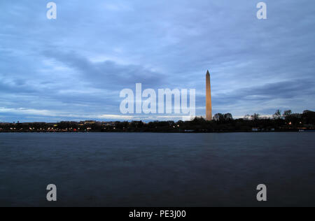 Uno dei più importanti monumenti trovati nella capitale della nazione è il Monumento di Washington, visualizzati qui da tutto il bacino di marea su una tarda sera Foto Stock