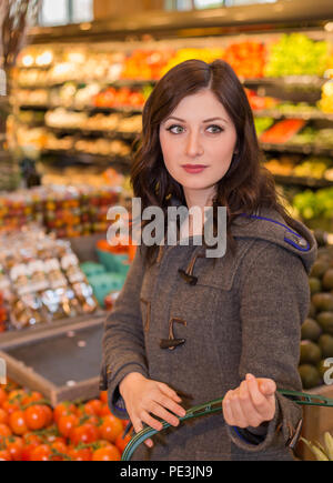 La donna nel produrre la sezione di un negozio di alimentari. Foto Stock