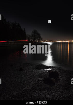 Luna crescente sulla città vista da Vancouver Stanley Park. Foto Stock