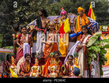 Mellahalli, Karnataka, India - 1 Novembre 2013: Karnataka Rajyotsava Parade. Dea Bhuvaneshvari circondato da poeti Kanaka Dasa e Prandardassa. Foto Stock