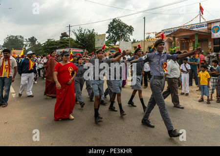 Mellahalli, Karnataka, India - 1 Novembre 2013: Karnataka Rajyotsava Parade. National Cadet Corps giovani marzo stile militare loro oscillante ar Foto Stock