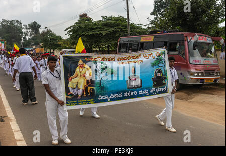 Mellahalli, Karnataka, India - 1 Novembre 2013: Karnataka Rajyotsava Parade. Vestita di bianco gli studenti di Basavanikethana Education Trust o scuola marc Foto Stock