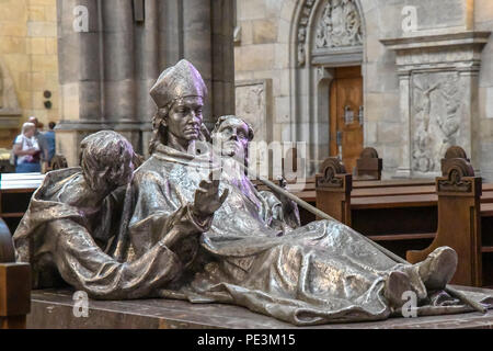 Statua di san Vojtech (Adalberto), RADIM Gaudenzio e Radla nella cattedrale di San Vito a Praga Foto Stock