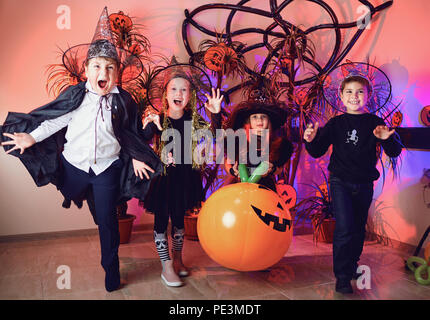 Un gruppo di bambini in costumi su una vacanza di Halloween Foto Stock